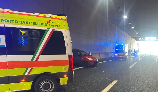 A14 - Incidente in galleria nel Fermano: coppia ferita